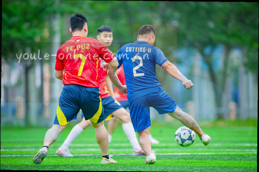 由简单几何体拼出的品牌初创阶段抽象场景，橙红与深墨蓝为主色，画面中无人物